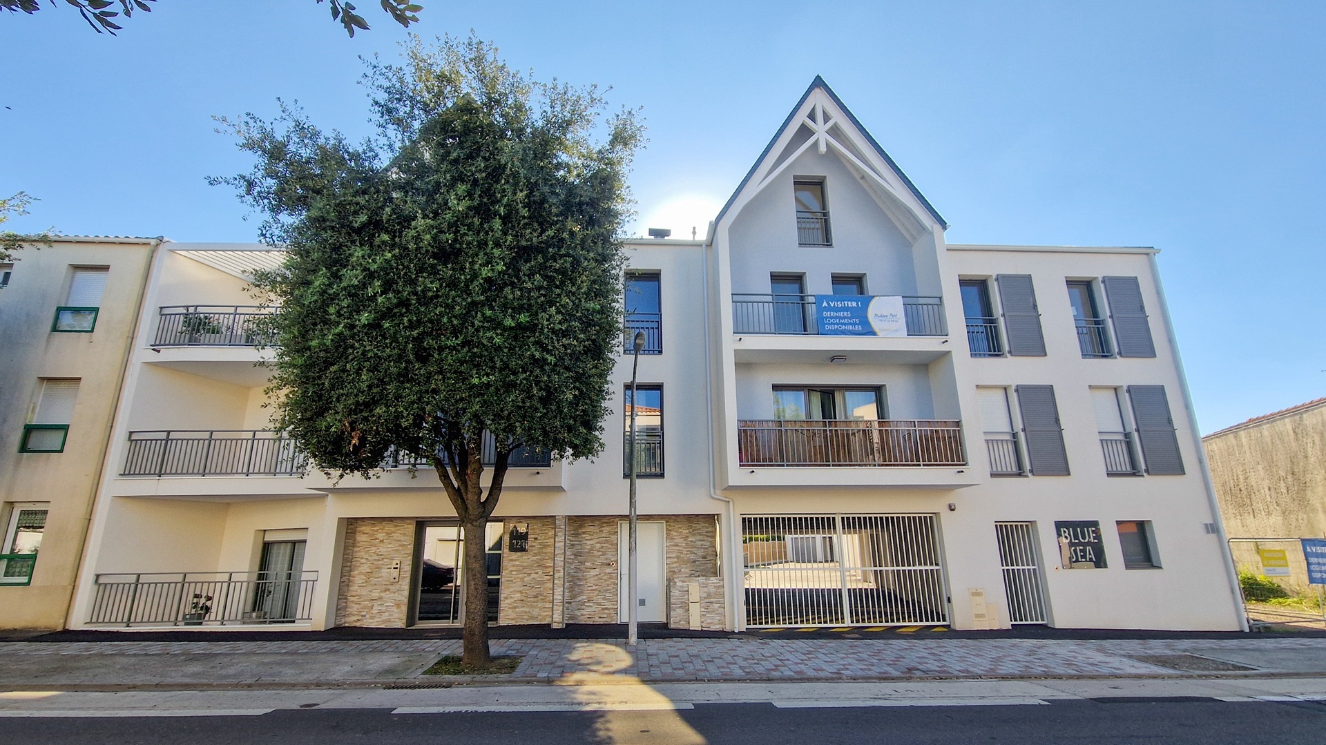 Blue Sea, façade rue 2